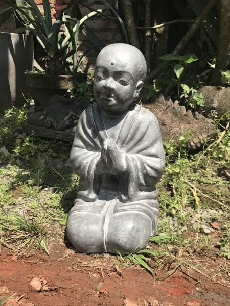 Skulptur 'Buddha betend', grau, H 33 cm, B 27 cm, L 24 cm