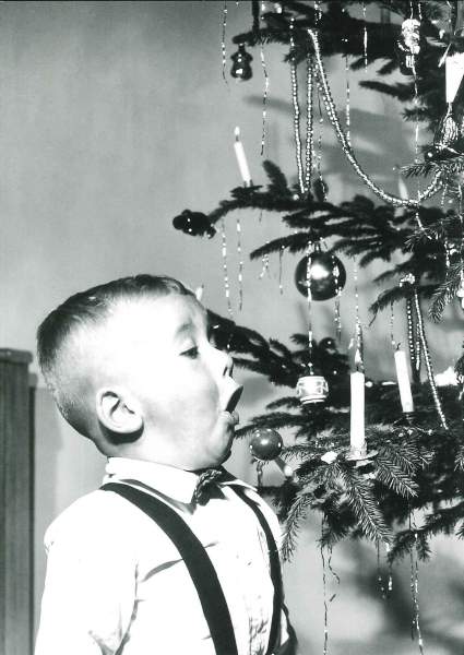 Postkarte 'Junge am Weihnachtsbaum'