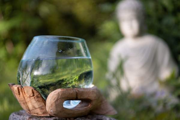 Glasvase auf Buddha-Hand, Suarholz, B 20 cm, T 13,5 cm, H ca. 16 cm