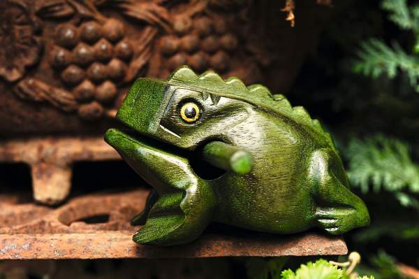 Klangfrosch aus 'Albesia'-Holz, hellgrün, T 15 cm, B 9 cm, H 9 cm