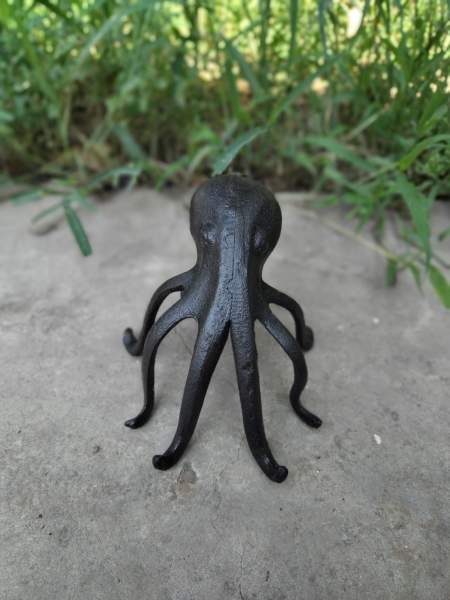 Oktopus aus Gusseisen, B 13 cm, T 16 cm, H 12 cm