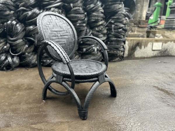 Sessel aus Autoreifen, schwarz, T 58 cm, B 52 cm, H 93 cm