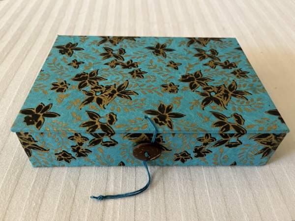 Geschenkbox 'Blumen' aus Loktapapier, in blau schwarz und gold