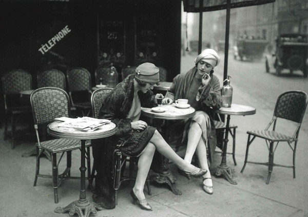 Postkarte 'Women outside a café, Paris 1925'