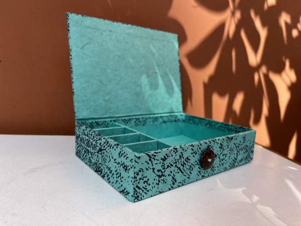 Geschenkbox aus Loktapapier, blau-schwarz, B 16 cm, L 11 cm, H 4 cm