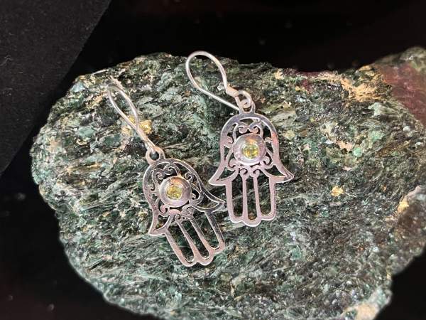 Ohrringe 'Hand der Fatima' aus 925 Silber, mit Peridot-Besatz