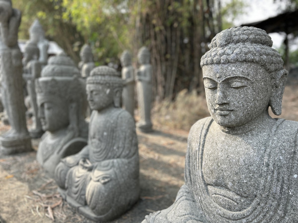 Naturstein-Skulptur 'Buddha sitzend', H 105 cm, B 70 cm, L 50 cm