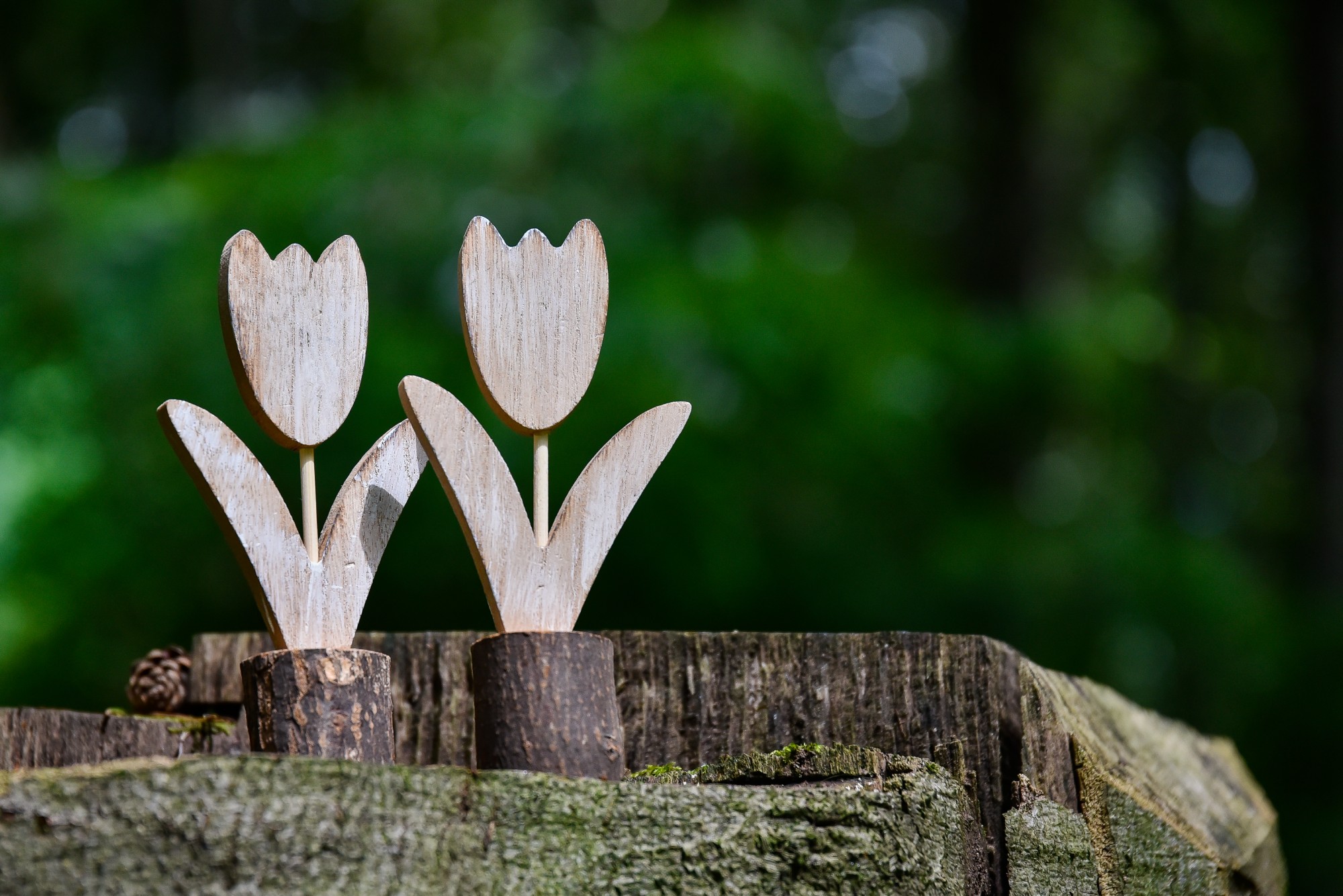 Figur Blume Tulpe auf Holzsockel grün/weiß 2 Größen Metall – Kathrin Kynast  e.K.