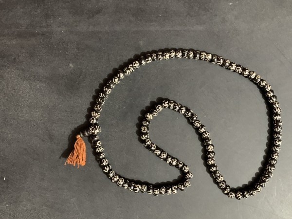 Mala-Gebetskette 'OM' aus Büffelknochen, schwarz-weiß, L 74 cm, B 1 cm