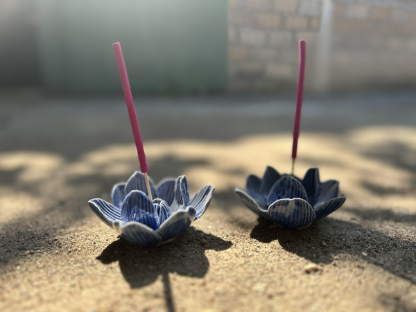 Keramik-Räucherstäbchenhalter 'Lotus', blau, Ø 8 cm, H 4 cm